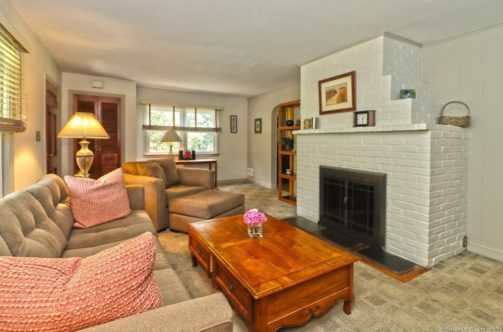 36 Graham Mnr Rd, New Haven CT 06516-5228 exterior