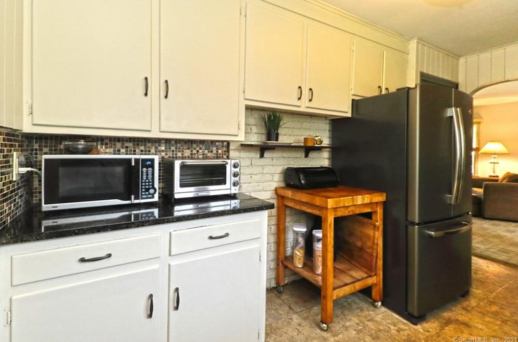 36 Graham Mnr Rd, New Haven CT 06516-5228 exterior