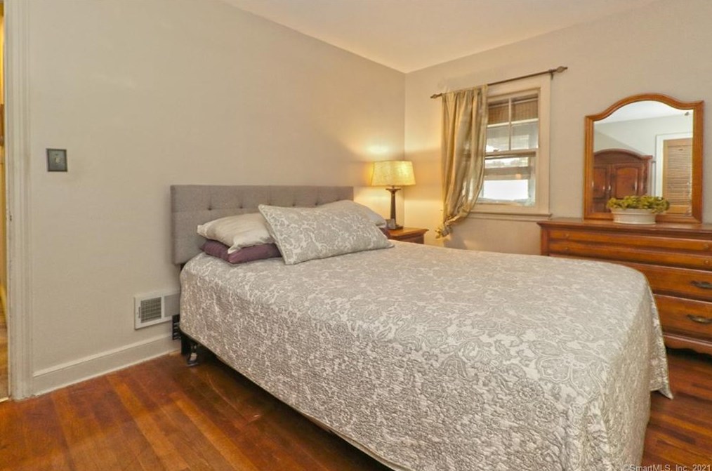 36 Graham Mnr Rd, New Haven CT 06516-5228 exterior