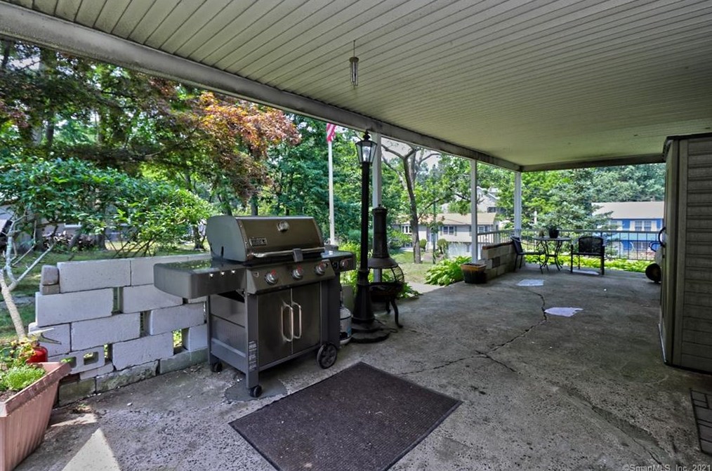 36 Graham Mnr Rd, New Haven CT 06516-5228 exterior