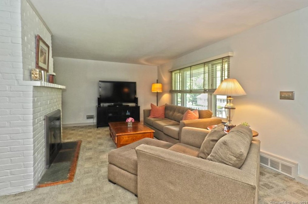 36 Graham Mnr Rd, New Haven CT 06516-5228 exterior