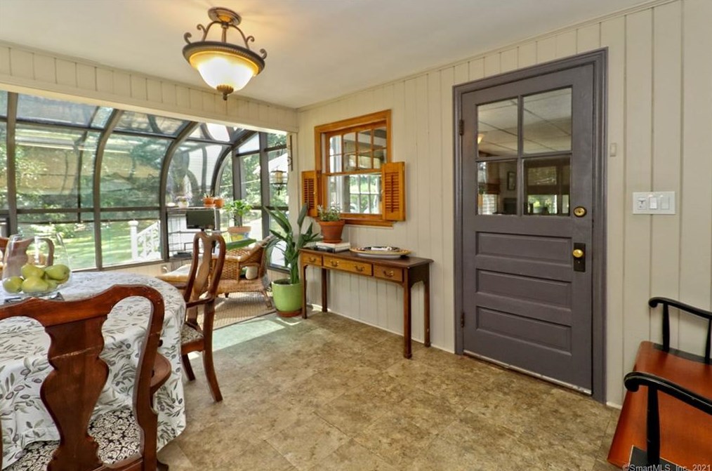 36 Graham Mnr Rd, New Haven CT 06516-5228 exterior