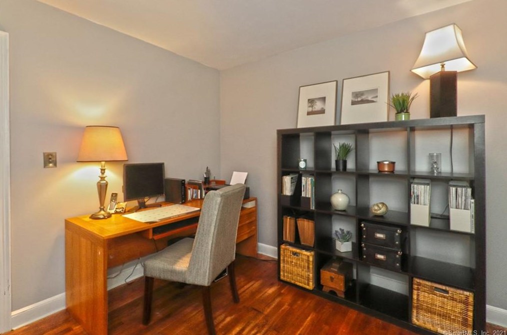 36 Graham Mnr Rd, New Haven CT 06516-5228 exterior