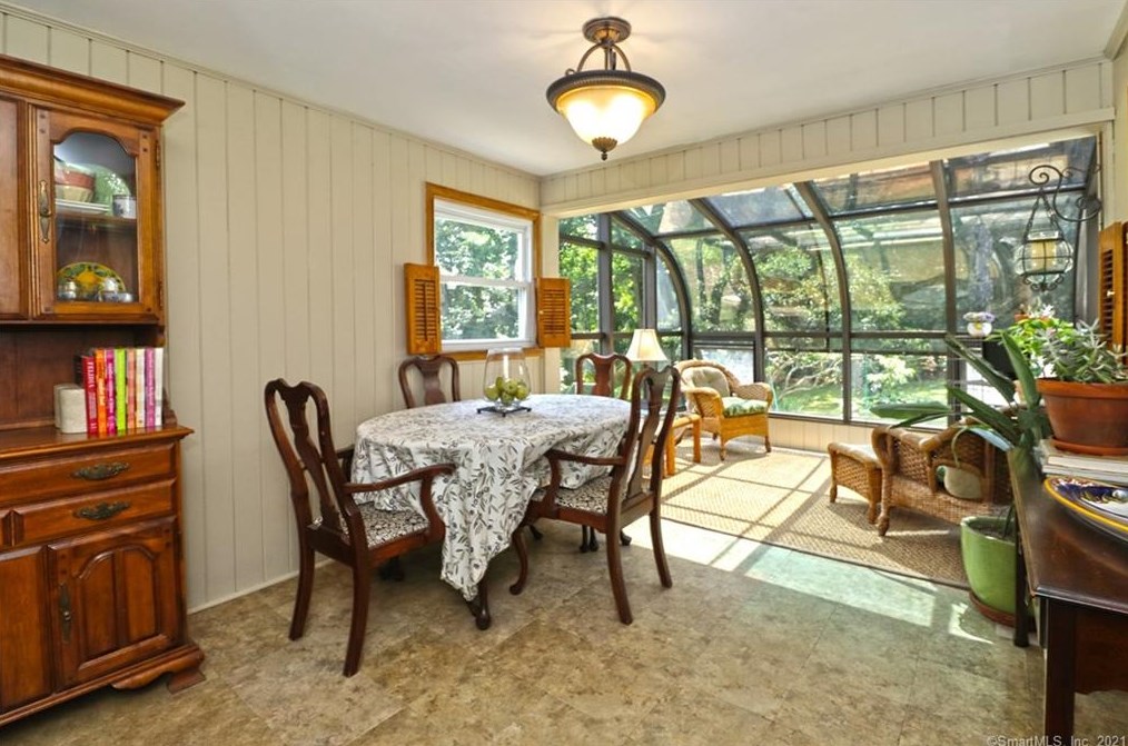 36 Graham Mnr Rd, New Haven CT 06516-5228 exterior