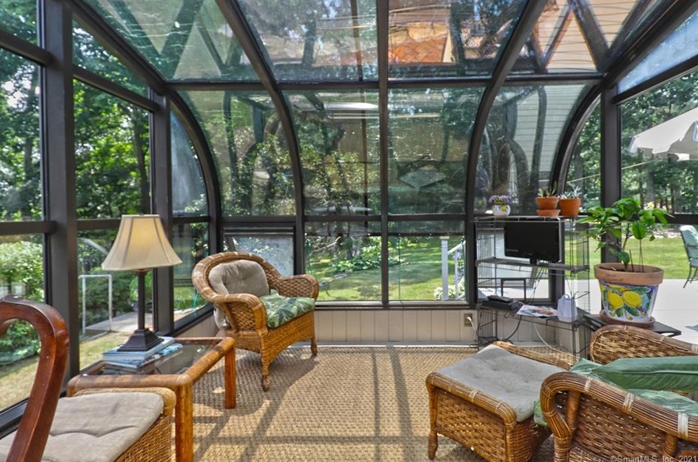 36 Graham Mnr Rd, New Haven CT 06516-5228 exterior