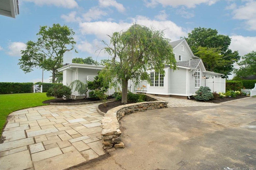 121 Middle Beach Rd, Madison CT  06443-3105 exterior