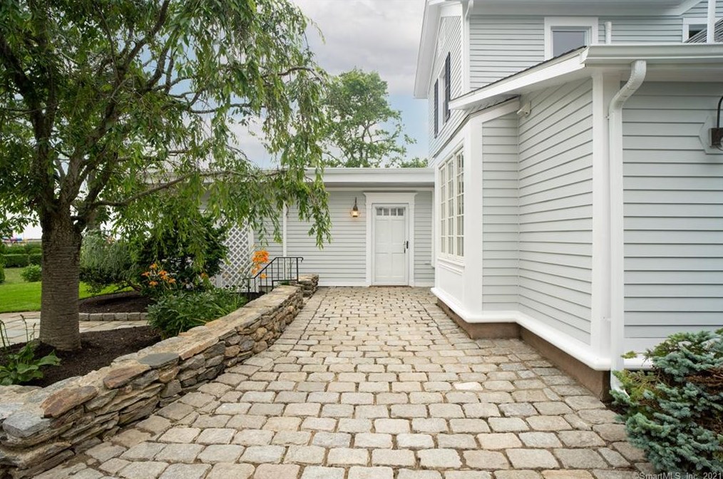 121 Middle Beach Rd, Madison CT  06443-3105 exterior