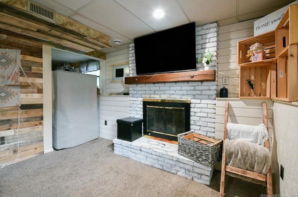 211 Longview Ter, Union City CT  06770-3462 exterior