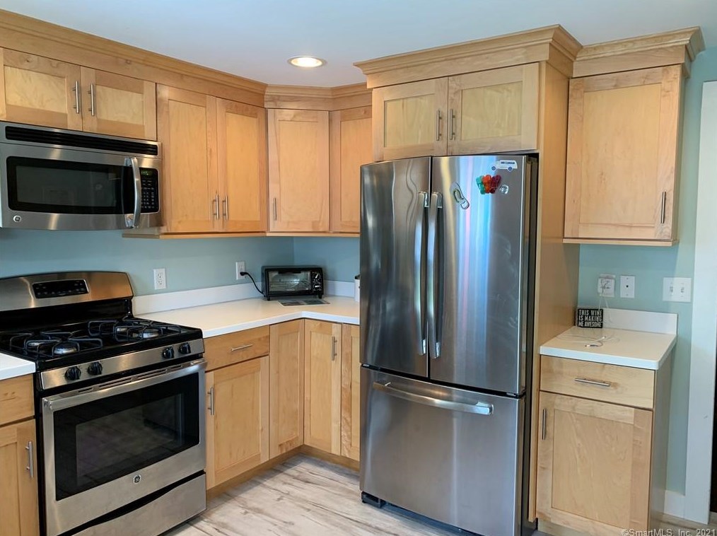 69 Reeves Ave, Guilford CT  06437-3369 exterior