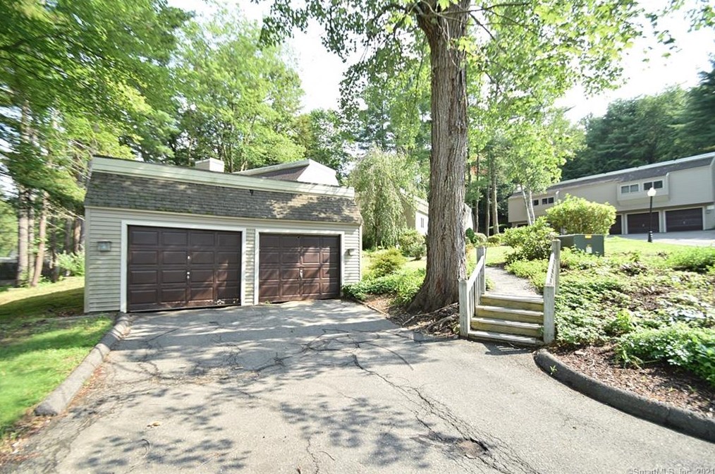 75 Library Ln, Simsbury CT  06070-2109 exterior
