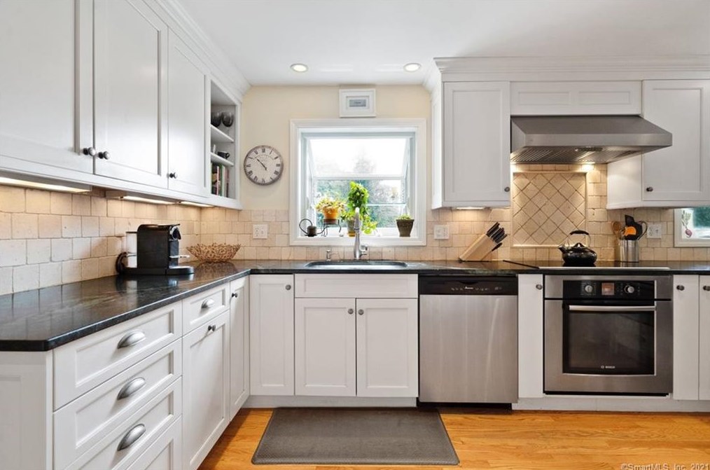 161 Race Hill Rd, Madison CT  06443-1692 exterior