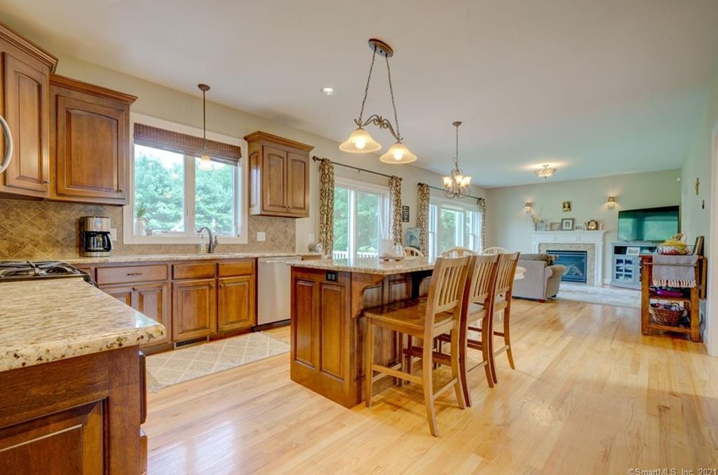 10 Lafountain Rd, Suffield CT  06078-2252 exterior