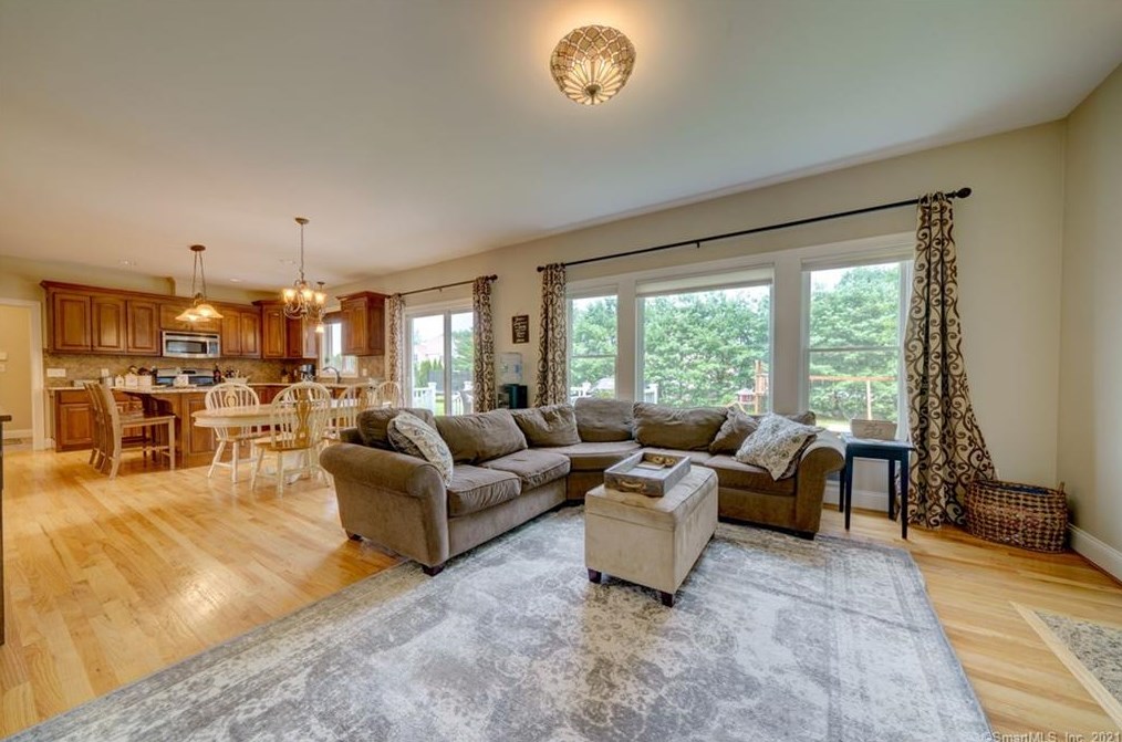 10 Lafountain Rd, Suffield CT  06078-2252 exterior