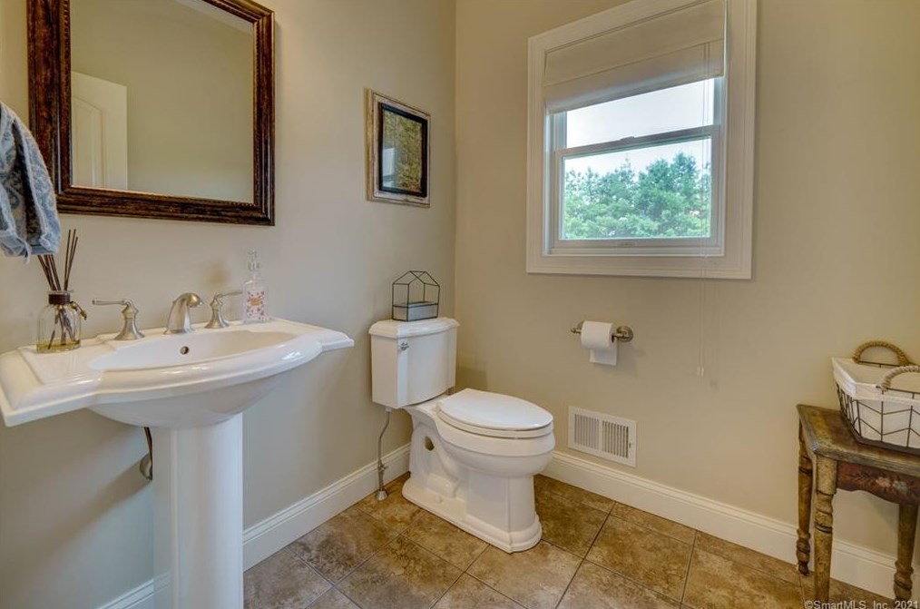10 Lafountain Rd, Suffield CT  06078-2252 exterior