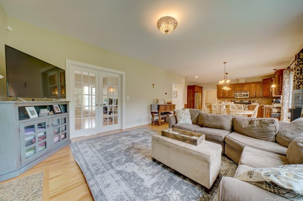 10 Lafountain Rd, Suffield CT  06078-2252 exterior