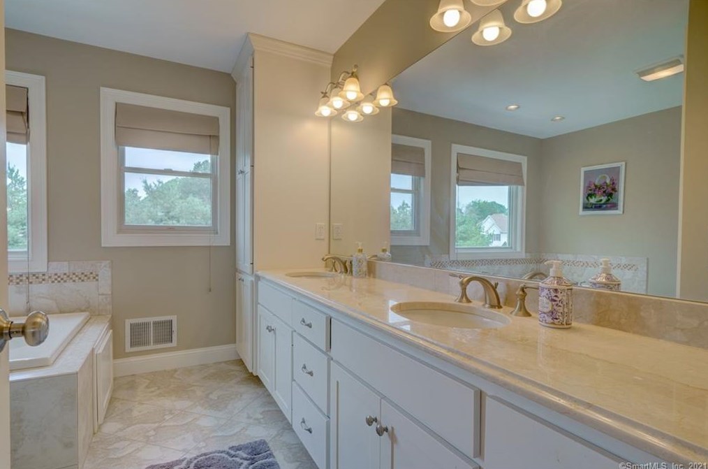 10 Lafountain Rd, Suffield CT  06078-2252 exterior