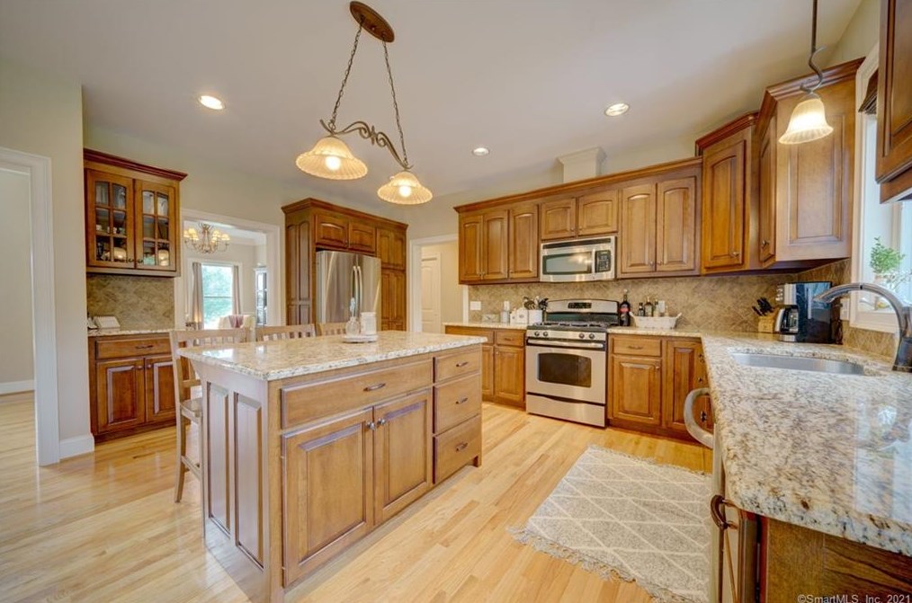 10 Lafountain Rd, Suffield CT  06078-2252 exterior