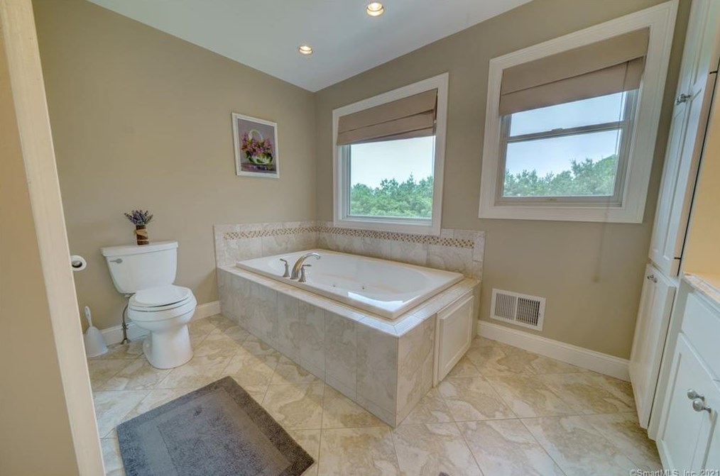 10 Lafountain Rd, Suffield CT  06078-2252 exterior