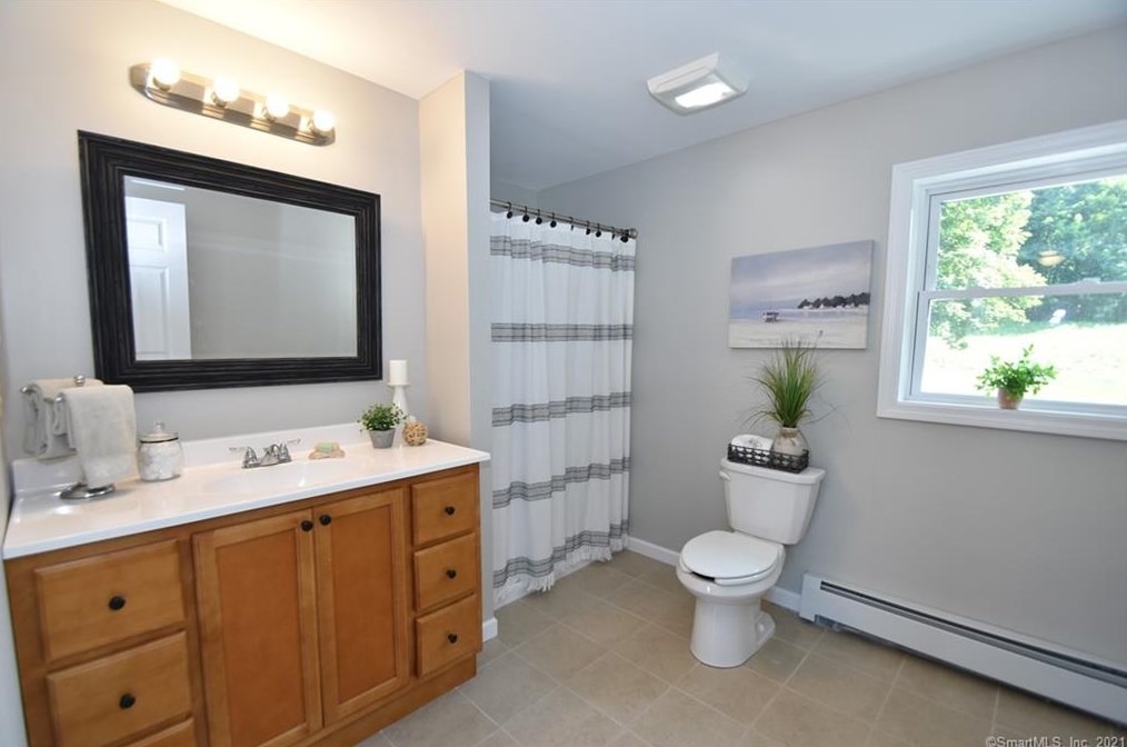 28 Snipsic St, Vernon CT  06066-3340 exterior