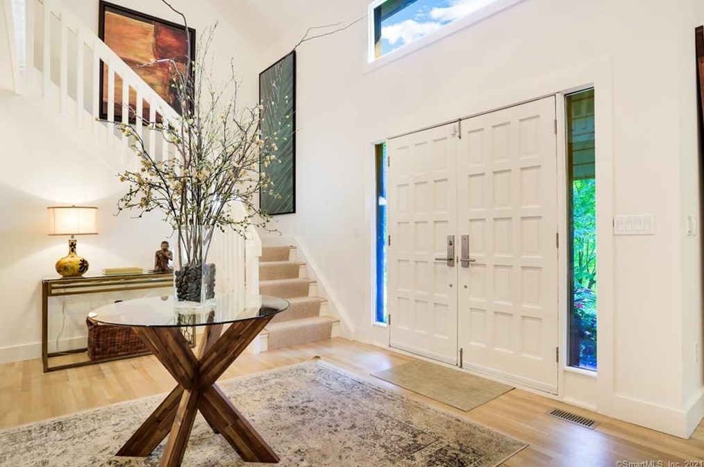 10 Stepping Stone Ln, Greenwich CT  06830-4031 exterior