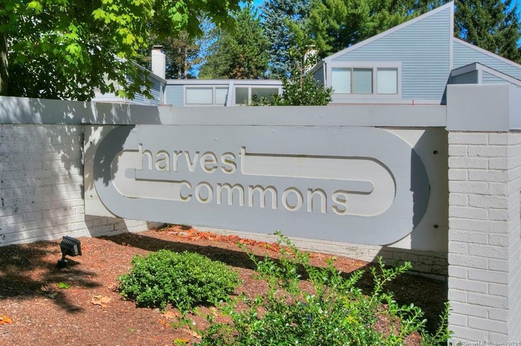 121 Harvest Cmns, Westport CT  06880-3949 exterior
