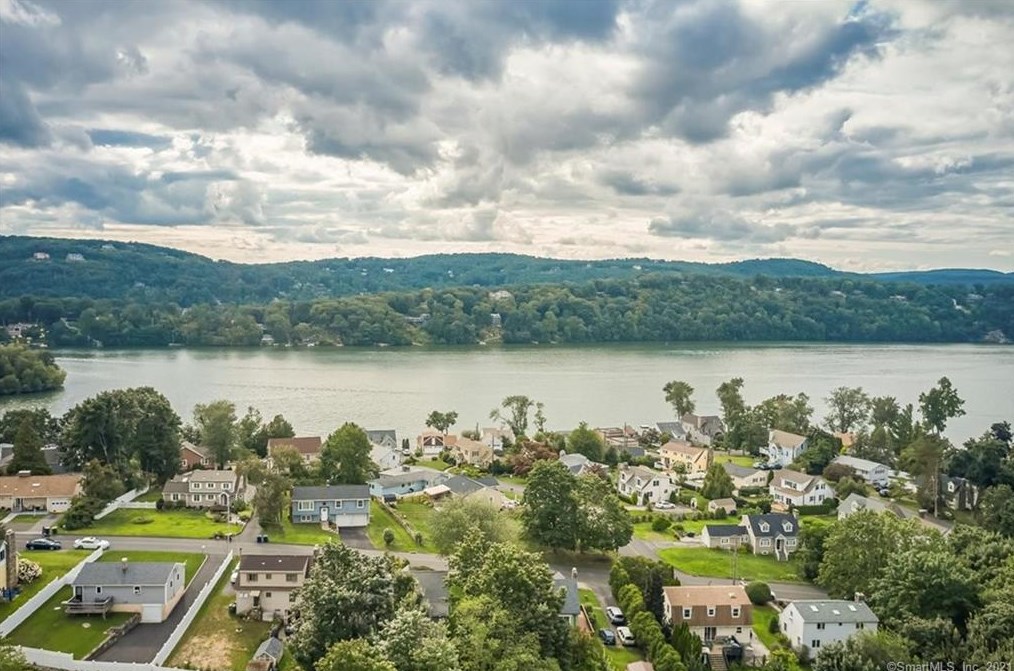 22 Bayview Dr, Brookfield Center, CT 06804