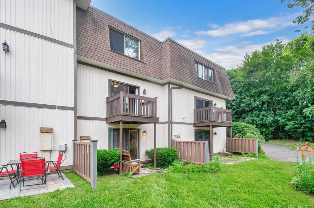 8 Pebblestone Cir, Suffield CT  06078-1930 exterior