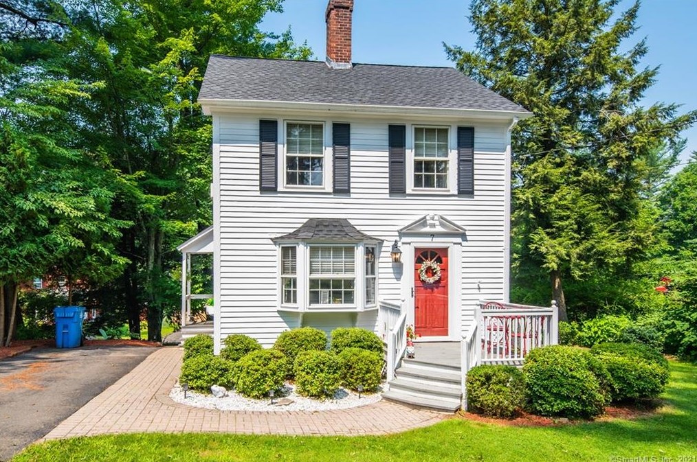 7 Woods Ln, Simsbury CT  06070-2475 exterior