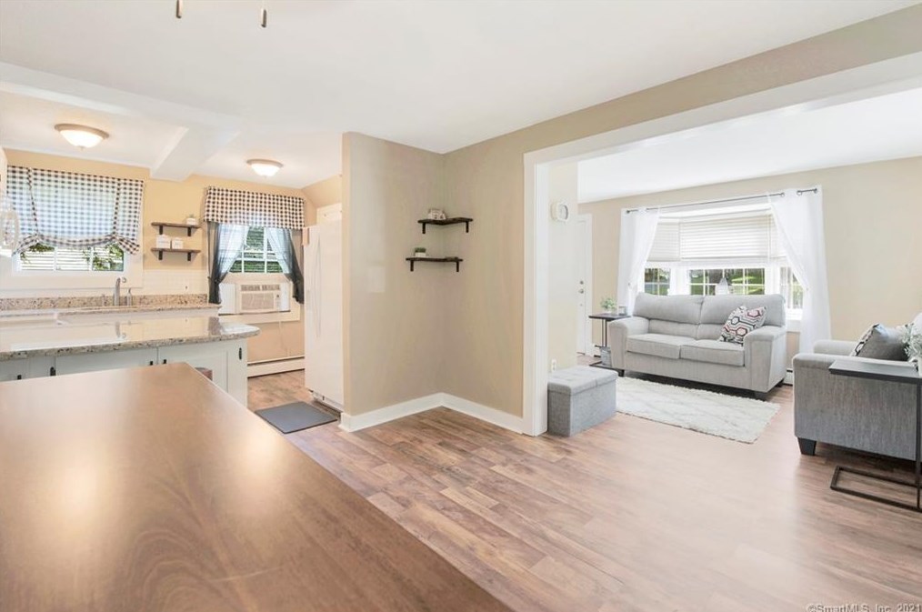7 Woods Ln, Simsbury CT  06070-2475 exterior