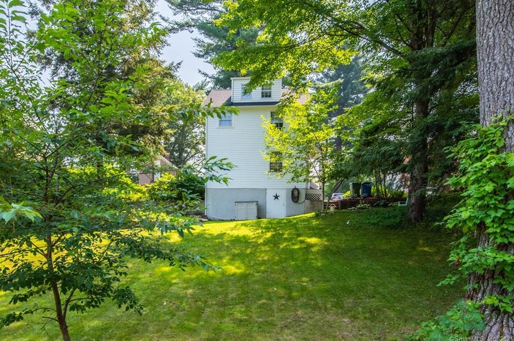 7 Woods Ln, Simsbury CT  06070-2475 exterior