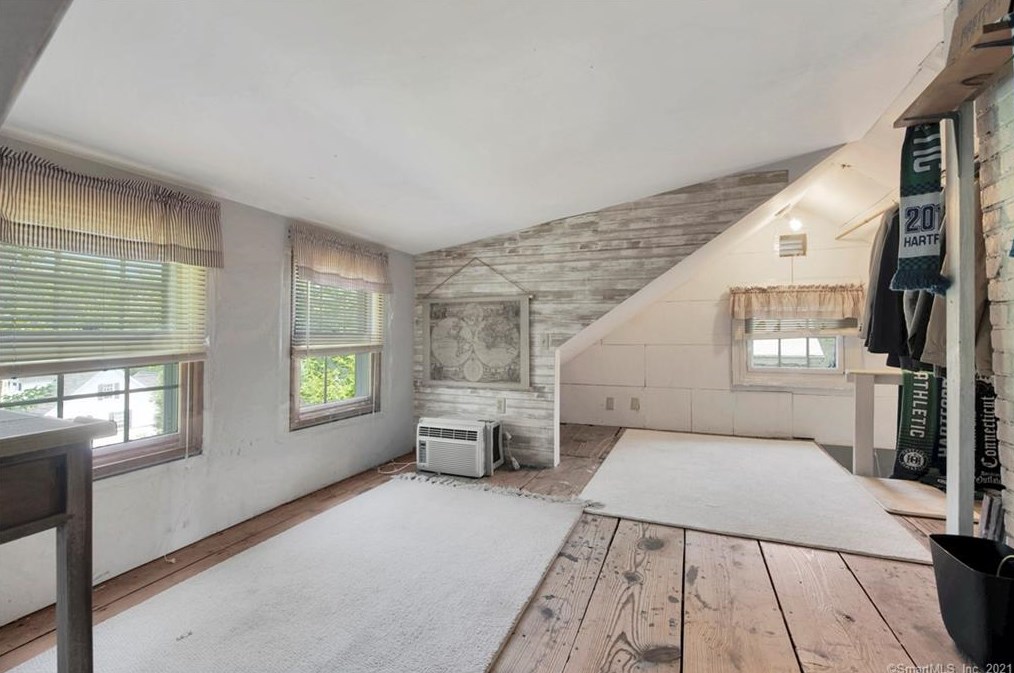 7 Woods Ln, Simsbury CT  06070-2475 exterior