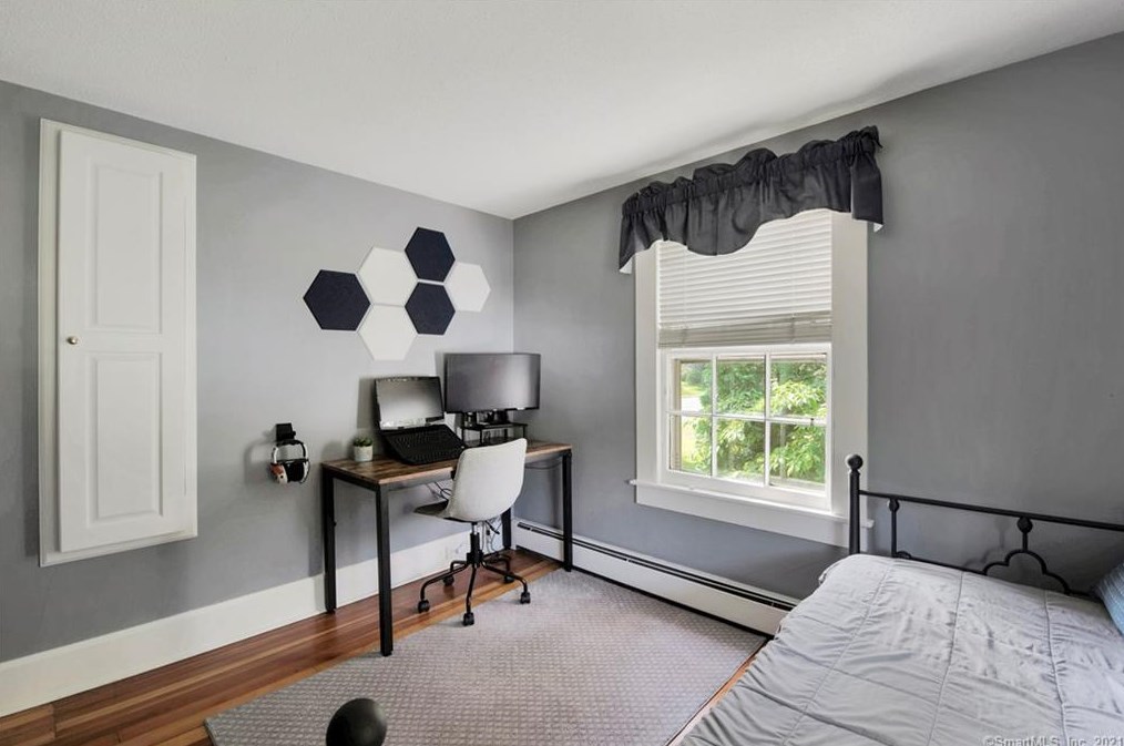 7 Woods Ln, Simsbury CT  06070-2475 exterior