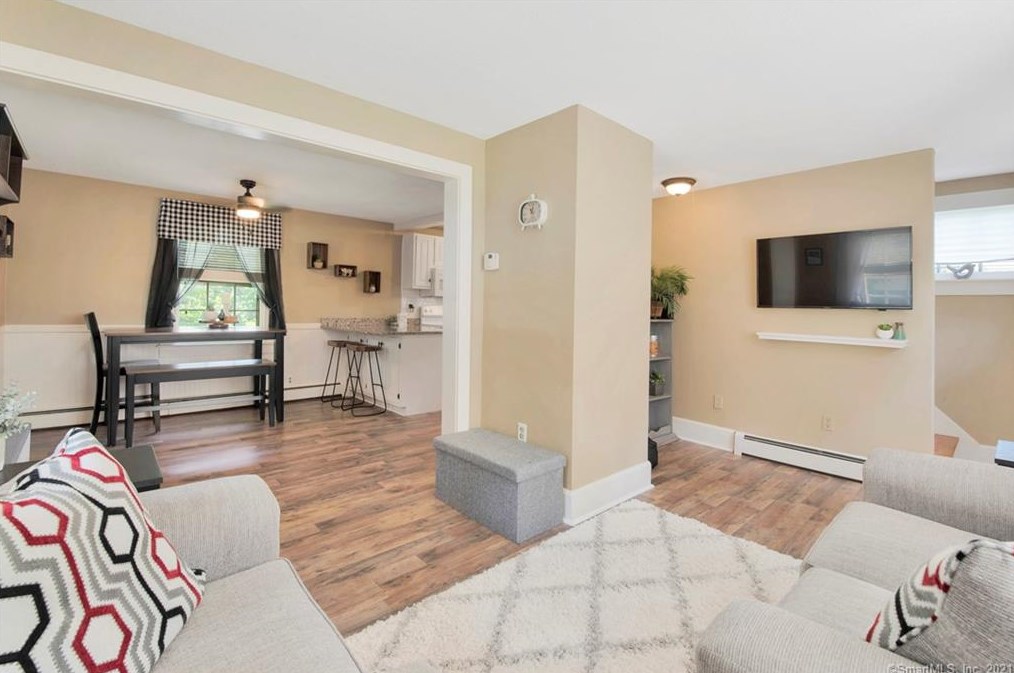7 Woods Ln, Simsbury CT  06070-2475 exterior