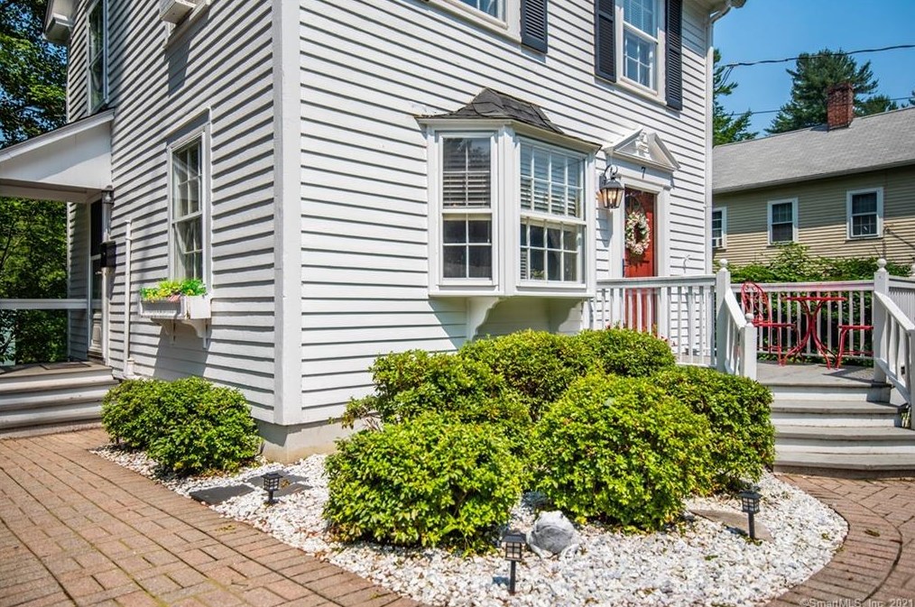 7 Woods Ln, Simsbury CT  06070-2475 exterior