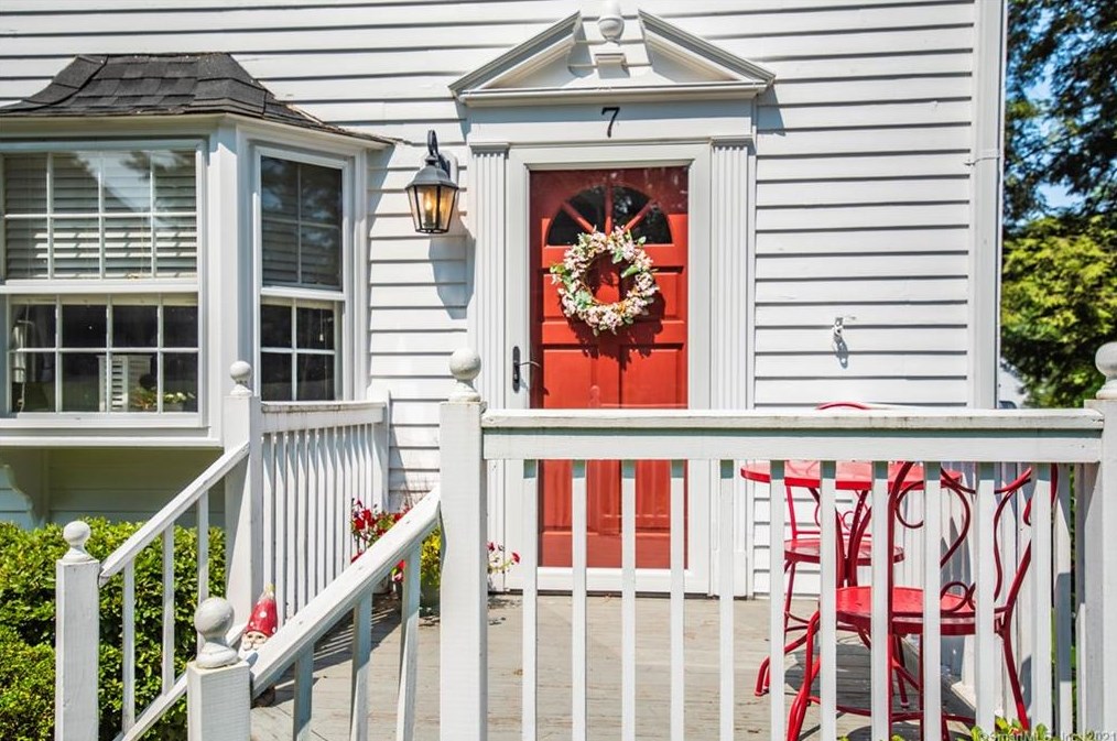 7 Woods Ln, Simsbury CT  06070-2475 exterior