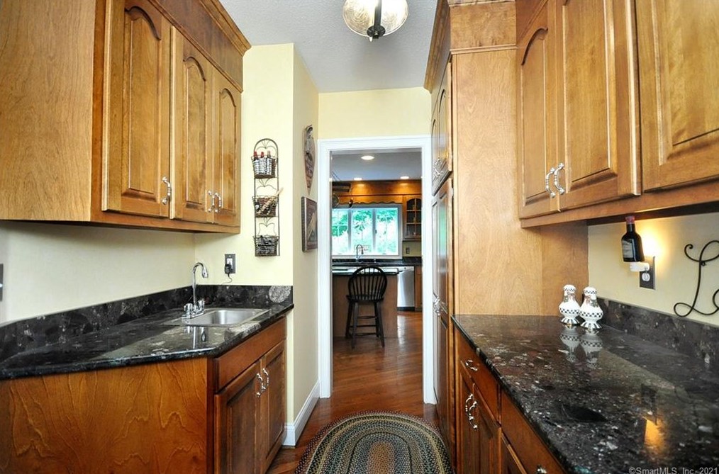 48 Andrew Dr, Collinsville CT  06019-5000 exterior