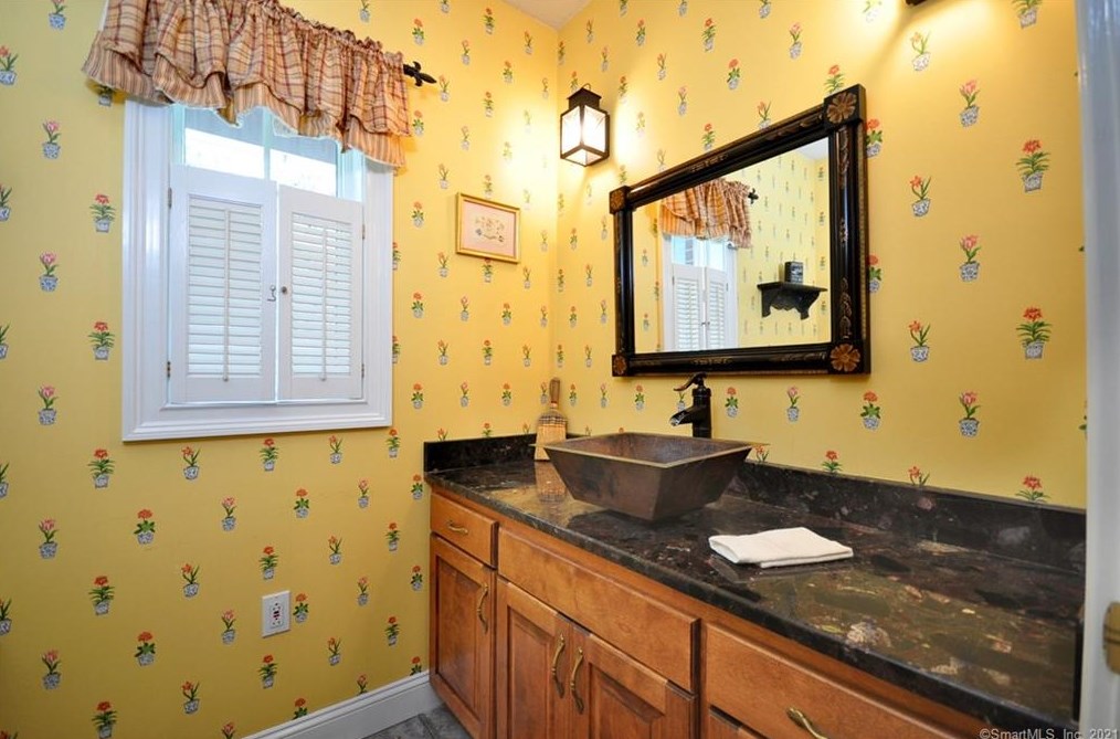 48 Andrew Dr, Collinsville CT  06019-5000 exterior