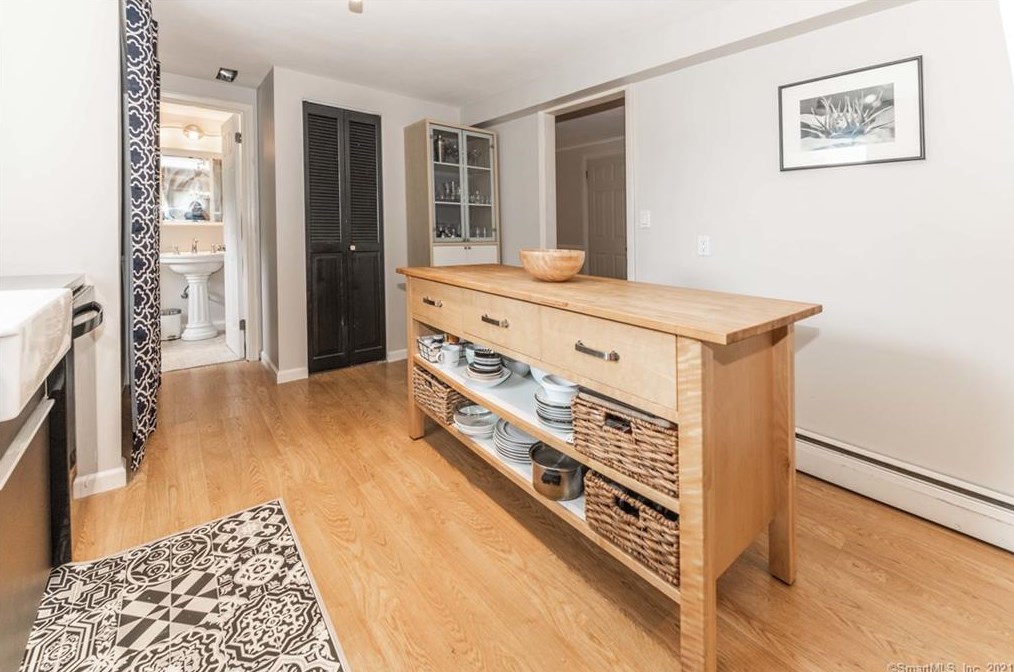 861 Grassy Hill Rd, Orange CT  06477-1605 exterior