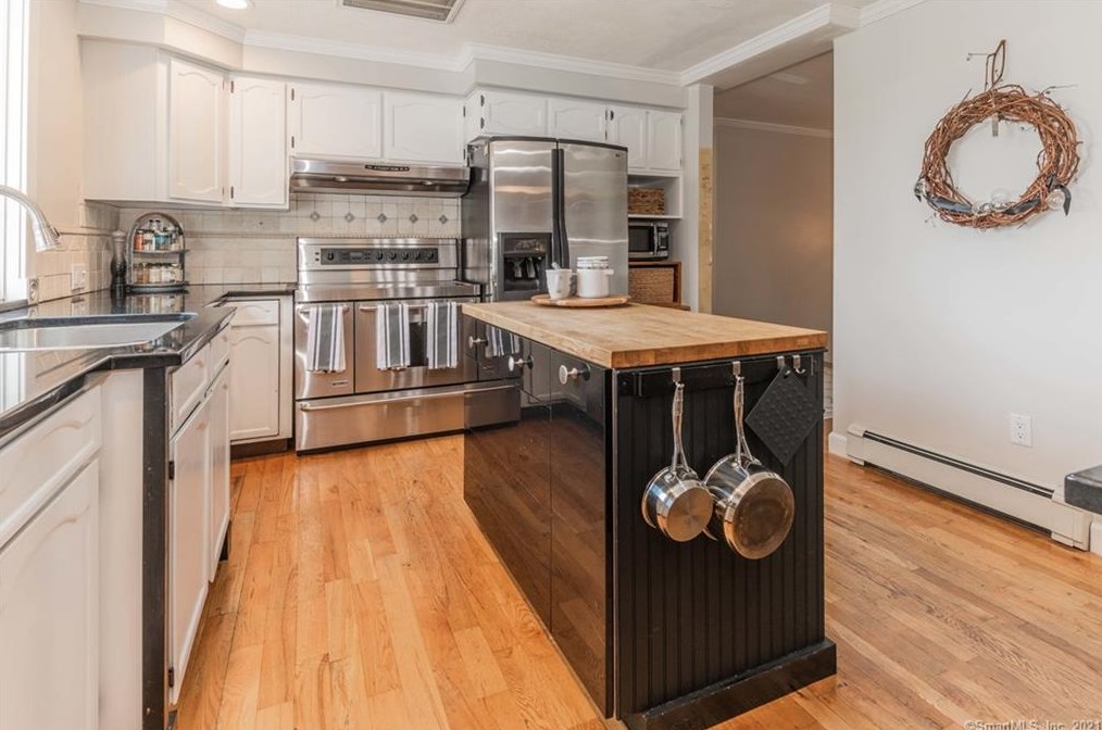 861 Grassy Hill Rd, Orange CT  06477-1605 exterior