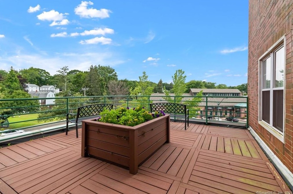 49 Rose St, Branford CT  06405-3793 exterior