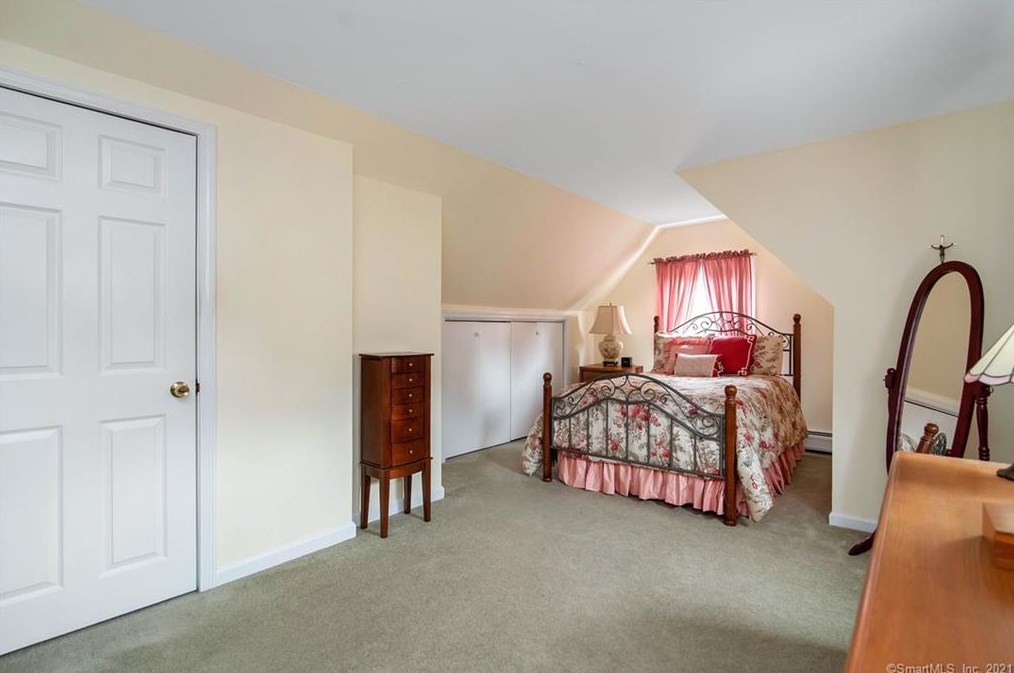 100 Grace St, Fairfield CT  06825-7414 exterior