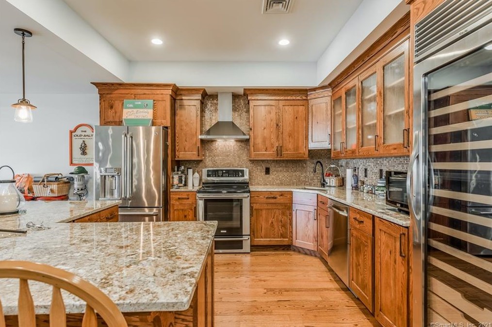 16 Channelside Dr, Fenwick CT  06475-1430 exterior