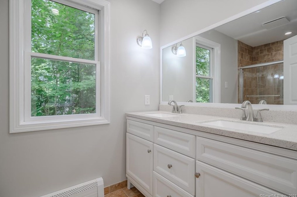 31 Laurel Trl, Sandy Hook CT  06482-1243 exterior