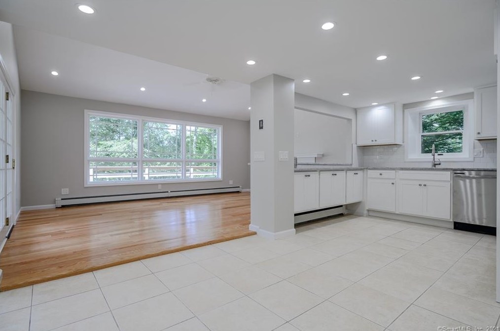 31 Laurel Trl, Sandy Hook CT  06482-1243 exterior