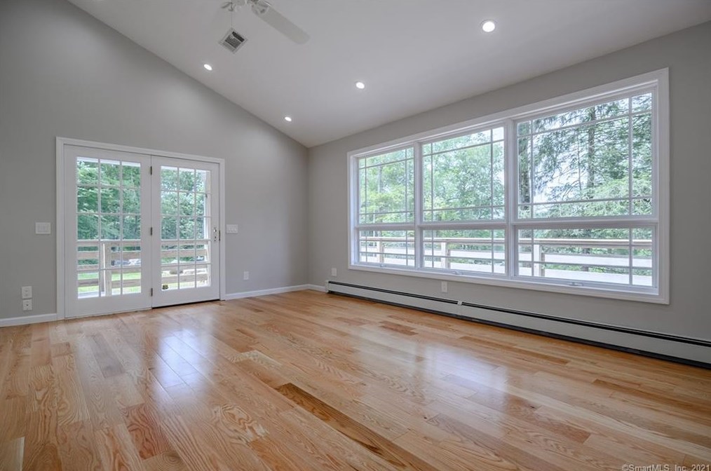31 Laurel Trl, Sandy Hook CT  06482-1243 exterior