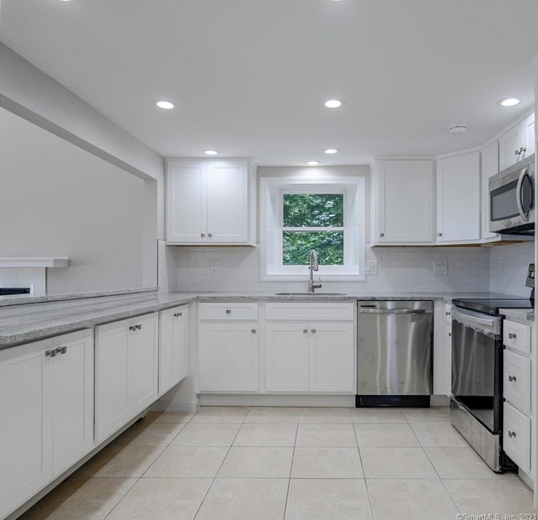 31 Laurel Trl, Sandy Hook CT  06482-1243 exterior