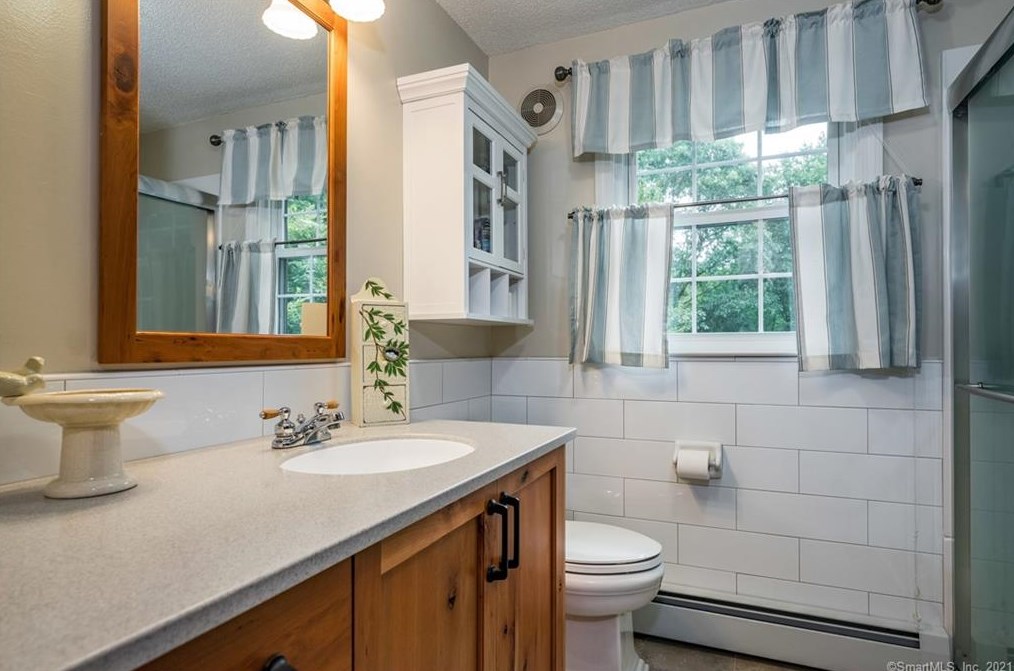 76 Ironworks Rd, Clinton CT  06413-1226 exterior