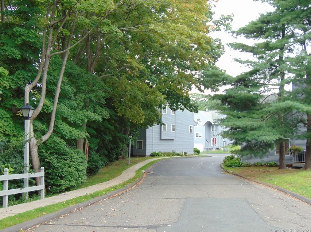 8 Village View Ter, Meriden CT  06451-5077 exterior