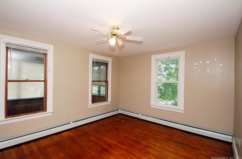 74 Oak St, Meriden CT 06450-5820 exterior