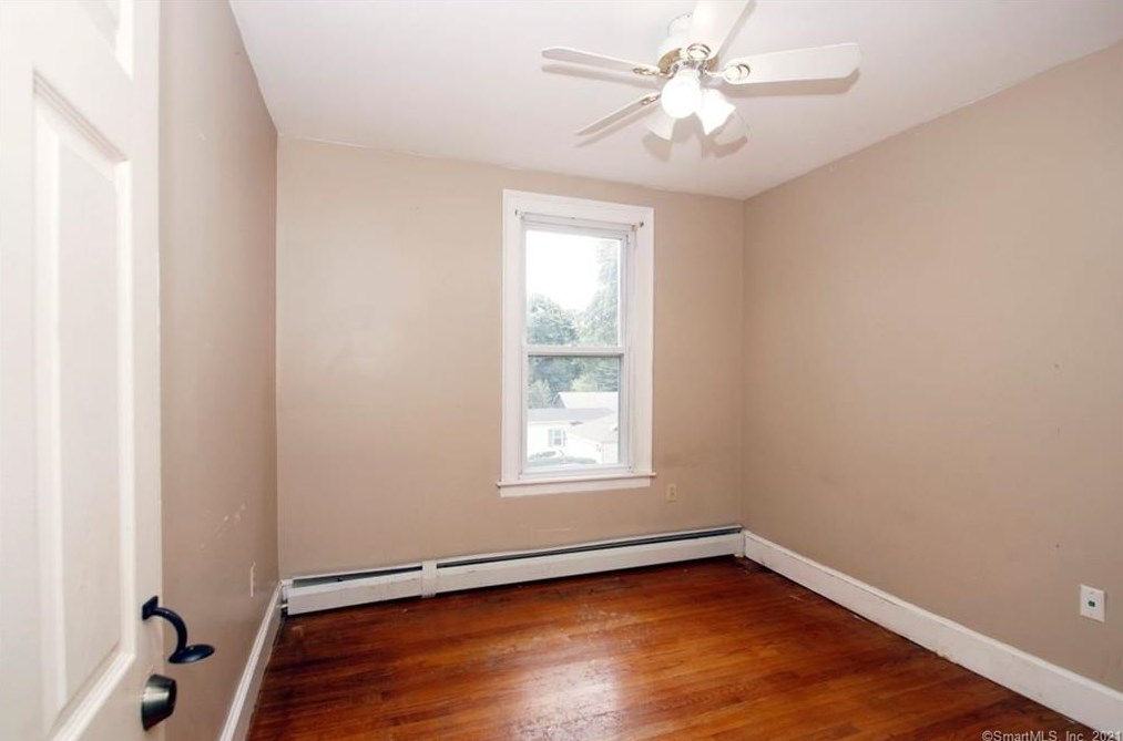 74 Oak St, Meriden CT 06450-5820 exterior